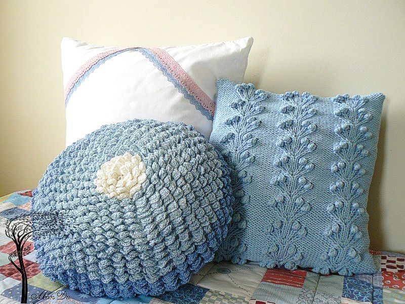 dekoracyjne poduszki na drutach szydełku niebieskie